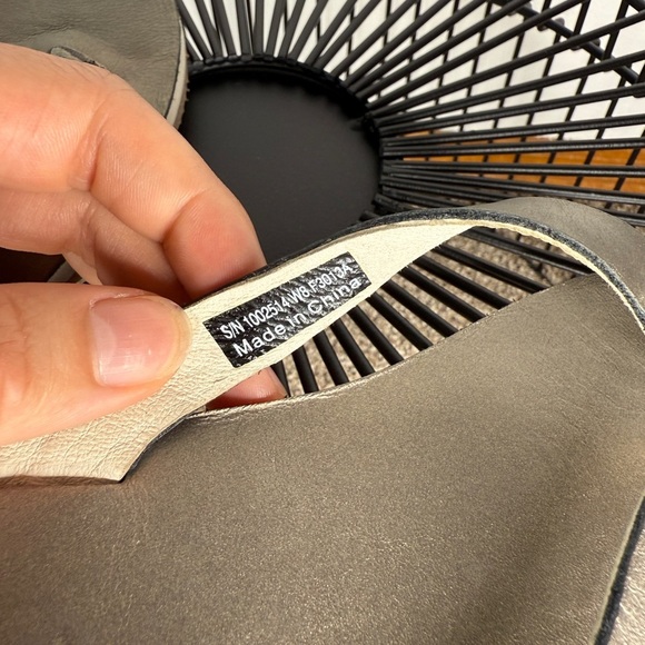 UGG Metallic Silver Leather Flip Flop Sandals Size 8 - Picture 6 of 6